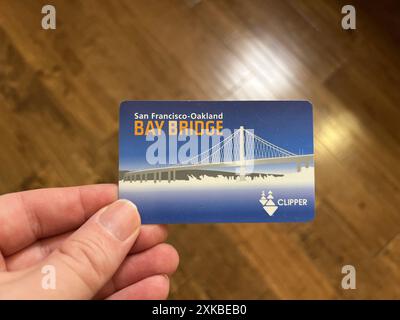 ÉTATS-UNIS. 26 mai 2024. Gros plan d'une personne tenant une carte San Francisco-Oakland Bay Bridge Clipper sur fond de bois, Lafayette, Californie, 26 mai 2024. (Photo Smith Collection/Gado/Sipa USA) crédit : Sipa USA/Alamy Live News Banque D'Images