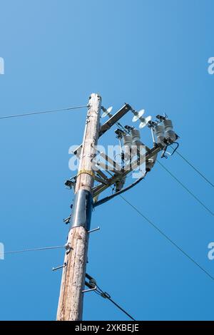 ÉTATS-UNIS. 19 avril 2024. Vue à angle bas de conducteurs et de lignes sur un poteau électrique à Walnut Creek, Californie, 19 avril 2024. (Photo Smith Collection/Gado/Sipa USA) crédit : Sipa USA/Alamy Live News Banque D'Images