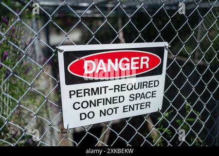 ÉTATS-UNIS. 19 avril 2024. Panneau de danger avertissant d'espaces confinés sur une clôture à maillons de chaîne dans une installation de Walnut Creek, Californie, 19 avril 2024. (Photo Smith Collection/Gado/Sipa USA) crédit : Sipa USA/Alamy Live News Banque D'Images