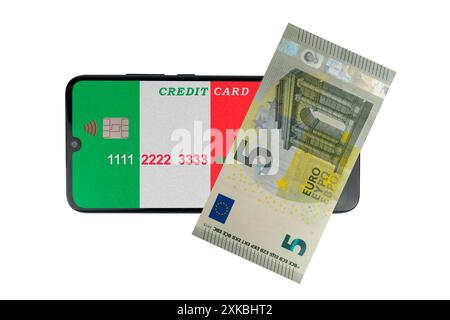Un billet de 5 euros repose sur un smartphone avec une image d'une carte de crédit sous la forme du drapeau italien (gros plan sur fond blanc) Banque D'Images