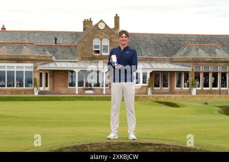 21 juillet 2024 ; Royal Troon Golf Club, Troon, South Ayrshire, Écosse ; la finale de l'Open Championship ; Calum Scott (amateur) détient la médaille d'argent décernée au score le plus bas par un amateur Banque D'Images