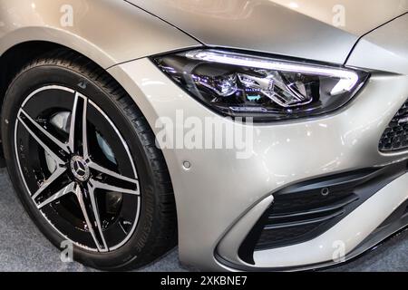 Vue avant de la berline Mercedes-Benz classe C mettant en valeur le luxe, la précision et le design élégant Banque D'Images