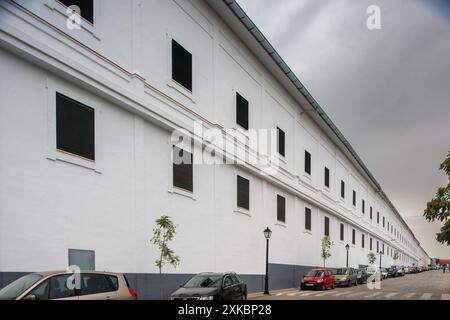 Vue extérieure d'une grande installation de séchage de jambon ibérique à Jabugo, située dans la province de Huelva en Andalousie, Espagne. Banque D'Images