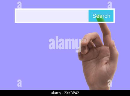 Homme utilisant la barre de recherche sur l'écran virtuel contre fond lilas, gros plan Banque D'Images