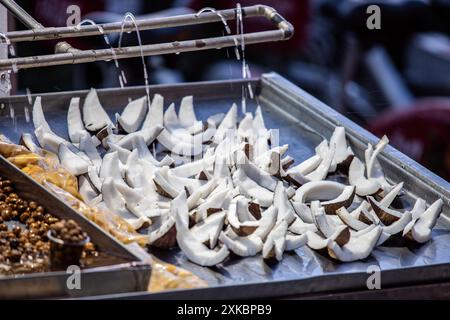 Tranches de noix de coco fraîches en vente à la Feria de Sevilla à Séville, Espagne. Banque D'Images