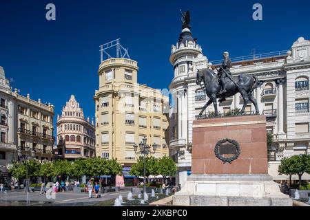 Vue de l'architecture moderniste du début du XXe siècle sur la Plaza de las Tendillas, Cordoue, Espagne, avec le monument au Grand Capitan. Banque D'Images