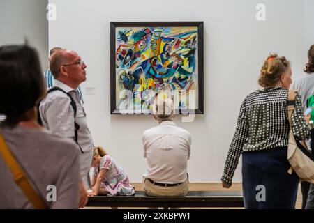 Wassily Kandinsky, improvisation gorge 1914 - les expressionnistes Kandinsky, Münter et le cavalier bleu - une exposition à la Tate Modern. C’est une histoire d’amitiés racontées par l’intermédiaire de compris Il examine les créations très individuelles qui ont constitué le Blue Rider, de l’intérêt de Franz Marc pour la couleur à la performance freestyle d’Alexander Sacharoff. Les femmes artistes ont joué un rôle central dans le mouvement. Découvrez des photographies expérimentales de Gabriele Münter aux côtés des peintures dramatiques de Marianne Werefkin. Banque D'Images