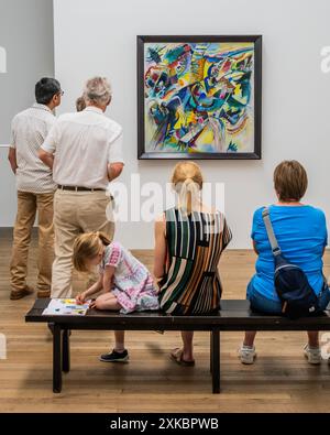 Wassily Kandinsky, improvisation gorge 1914 - les expressionnistes Kandinsky, Münter et le cavalier bleu - une exposition à la Tate Modern. C’est une histoire d’amitiés racontées par l’intermédiaire de compris Il examine les créations très individuelles qui ont constitué le Blue Rider, de l’intérêt de Franz Marc pour la couleur à la performance freestyle d’Alexander Sacharoff. Les femmes artistes ont joué un rôle central dans le mouvement. Découvrez des photographies expérimentales de Gabriele Münter aux côtés des peintures dramatiques de Marianne Werefkin. Banque D'Images