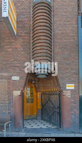 Amsterdam, pays-Bas - 14 mai 2018 : entrée d'individu au Batavia Historic Building, rue Prins Hendrikkade. Banque D'Images