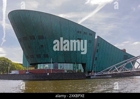 Amsterdam, pays-Bas - 17 mai 2018 : interactive Science expose des expériences et des spectacles dans un immense bateau en bord de mer comme Building NEMO Museum. Banque D'Images