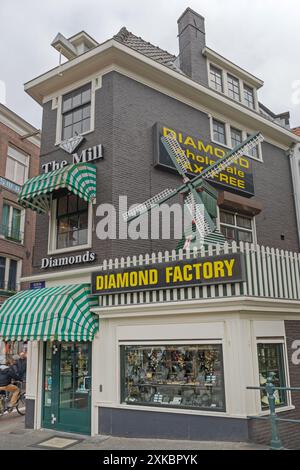 Amsterdam, pays-Bas - 18 mai 2018 : The Mill Diamonds Factory vente en gros magasin de bijoux de luxe hors taxes à Rokin. Banque D'Images