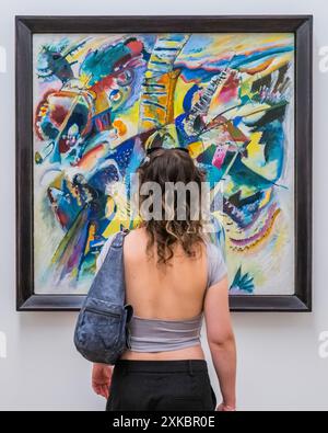 Wassily Kandinsky, improvisation gorge 1914 - les expressionnistes Kandinsky, Münter et le cavalier bleu - une exposition à la Tate Modern. C’est une histoire d’amitiés racontées par l’intermédiaire de compris Il examine les créations très individuelles qui ont constitué le Blue Rider, de l’intérêt de Franz Marc pour la couleur à la performance freestyle d’Alexander Sacharoff. Les femmes artistes ont joué un rôle central dans le mouvement. Découvrez des photographies expérimentales de Gabriele Münter aux côtés des peintures dramatiques de Marianne Werefkin. Banque D'Images