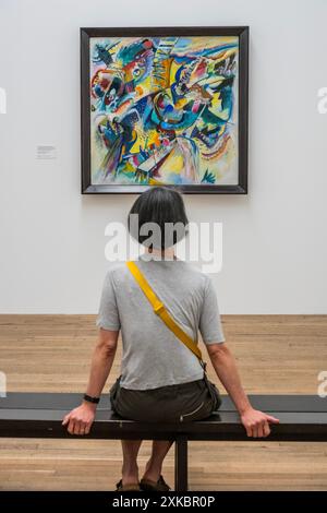 Wassily Kandinsky, improvisation gorge 1914 - les expressionnistes Kandinsky, Münter et le cavalier bleu - une exposition à la Tate Modern. C’est une histoire d’amitiés racontées par l’intermédiaire de compris Il examine les créations très individuelles qui ont constitué le Blue Rider, de l’intérêt de Franz Marc pour la couleur à la performance freestyle d’Alexander Sacharoff. Les femmes artistes ont joué un rôle central dans le mouvement. Découvrez des photographies expérimentales de Gabriele Münter aux côtés des peintures dramatiques de Marianne Werefkin. Banque D'Images