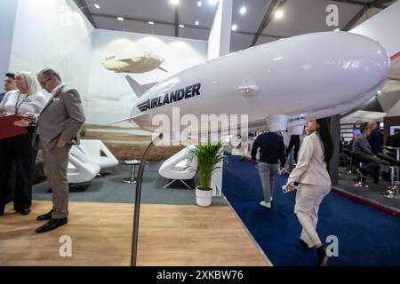 Farnborough, Royaume-Uni. 22 juillet 2024. Le stand Airlander au salon aéronautique international de Farnborough, le plus grand salon mondial dédié à tout ce qui concerne l’aérospatiale. Les industries aérospatiale, aéronautique et de défense participent à cet événement du 22 au 26 juillet. Credit : Stephen Chung / Alamy Live News Banque D'Images