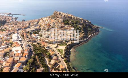 Vue aérienne de Castelsardo, une ville médiévale pittoresque perchée sur les falaises avec des bâtiments dynamiques et magnifique littoral et la beauté naturelle de la Banque D'Images