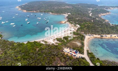 Vue aérienne de la Spiaggia dei due mari sur l'île de Caprera en Sardaigne, Italie. Montrant la plage de Portese entourée de paysages naturels luxuriants Banque D'Images