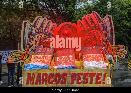 Quezon City, Philippines. 22 juillet 2024. Les manifestants ont détruit une effigie du président Marcos Jr. Sur Commonwealth Avenue pendant la manifestation. Les militants et les défenseurs des droits de l'homme se rassemblent dans les rues pour exprimer leurs points de vue et leur désapprobation du discours de la troisième station de la nation du Président Marcos Jr. Le président prévoyait discuter de divers sujets, dont l'inflation, le chômage et, très probablement, la crise actuelle dans la mer des Philippines occidentale. Crédit : SOPA images Limited/Alamy Live News Banque D'Images