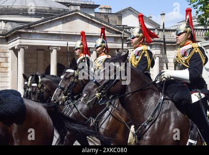 Londres, Royaume-Uni, 17 juillet 2024. Les membres du Household Cavalry Mounted Regiment montent à cheval sur Whitehall lors de la cérémonie d'ouverture du Parlement. Crédit : Vuk Valcic/Alamy Banque D'Images