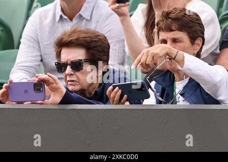 Billie Jean King regardant la finale des doubles en fauteuil roulant femmes à Wimbledon 2024 Banque D'Images