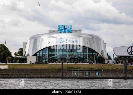 Théâtre de scène an der Elbe, un théâtre au bord de la rivière présentant Die Eiskönigin - Das musical sur les rives de l'Elbe à Hambourg, Allemagne Banque D'Images