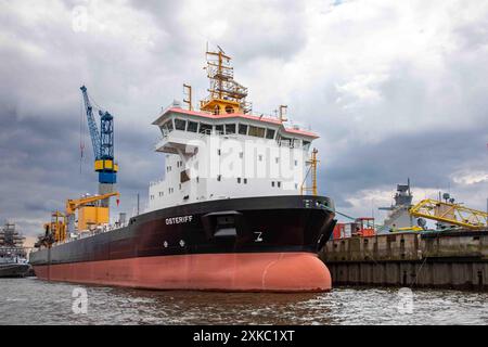 Drague à trémie d'aspiration traînante M/S Osteriff amarré au chantier naval Blohm & Voss à Hambourg, en Allemagne Banque D'Images