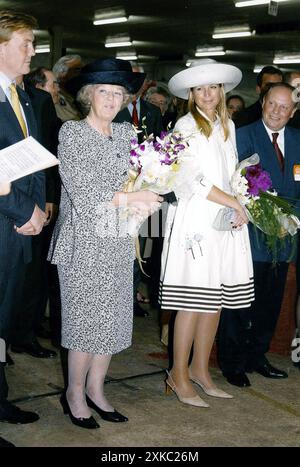 27-03-2003 San Paolo Archivio Storico Olycom/LaPresse Willem-Alexander dei Paesi Bassi (Utrecht, 27 aprile 1967), è il re dei Paesi Bassi. Il 30 aprile 2013 è salito al trono olandese succedendo alla madre, la regina Beatrice, che aveva annunciato la propria abdicazione in diretta televisiva il 28 gennaio précédente. È il primo sovrano di sesso maschile dei Paesi Bassi dal 1890. Nella Foto : la regina Beatrice, principe Guglielmo Alessandro e la principessa Maxima d'Olanda vista San Paolo sur la photo : Reine Beatrix, Prince Willem-Alexander et Princesse Maxima de Hollande vue Sao Paulo Banque D'Images