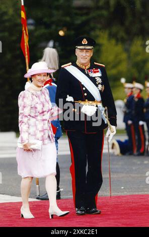 22-05-2004 Madrid Archivio Storico Olycom/LaPresse Haakon Magnus di Norvegia (Oslo, 20 luglio 1973) è il secondogenito e l'unico figlio maschio di re Harald V di Norvegia e della regina Sonja. Nella Foto : la Regina Sonja e re Harald V genitori di principe Haakon Magnus di Norvegia durante il matrimonio di Filippo delle Asturie e Letizia Ortiz Rocasolano alla cattedrale Almudena dans la photo: la reine Sonja et le roi Harald V parents du prince Haakon Magnus de Norvège lors du mariage de Philippe des Asturies et Letizia Ortiz Rocasolano à la cathédrale d'Almudena crédit : LaPresse/Alamy Live News Banque D'Images