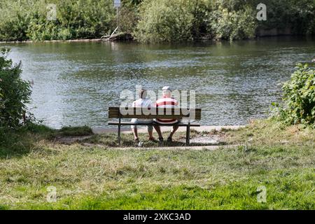 Rentner Ein Rentnerpaar sitzt auf einer Bank an der Ruhr, Essen, 22.07.2024. Essen Nordrhein Westfalen Deutschland *** retraité Un couple de retraités est assis sur un banc près de la Ruhr, Essen, 22 07 2024 Essen Rhénanie du Nord-Westphalie Allemagne Banque D'Images