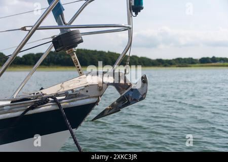 Ancre et proue d'un yacht à voile, gros plan. Banque D'Images