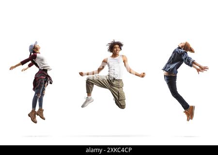 Danseuse afro-américaine entre danseurs caucasiens isolée sur fond blanc Banque D'Images