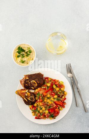 Délicieux déjeuner ou dîner copieux, ragoût de pois chiches avec des légumes cuits, dinde rôtie et houmous, nourriture saine et délicieuse Banque D'Images