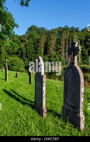 Mortehan un village typique de la vallée de la Semois en Wallonie - ancien cimetière avec croix est un patrimoine classé| Mortehan, village typique de la vall Banque D'Images