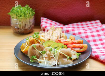 Salade d'huîtres cuites à la vapeur et de légumes colorés garnie de Kaiware Daikon Microgreens Banque D'Images