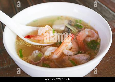 Gros plan sur l'appétissant porridge de riz aux fruits de mer à la chinoise Banque D'Images