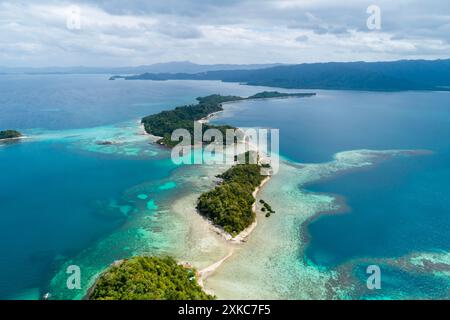 Vue aérienne des îles verdoyantes entourées d'eaux bleues claires aux Philippines Banque D'Images
