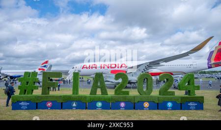 Farnborough, Angleterre, Royaume-Uni. 22 juillet 2024. Le salon aéronautique international de Farnborough se tiendra du 22-26 au 30 juillet 2024 et présentera les secteurs mondiaux de l'aérospatiale et de la défense dans ce salon aéronautique de premier plan. Crédit : Malcolm Park/Alamy Live News Banque D'Images