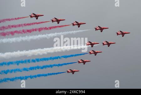 Farnborough, Angleterre, Royaume-Uni. 22 juillet 2024. Le salon international de l'aéronautique de Farnborough se tiendra du 22-26 au 30 juillet 2024 et présentera l'aérospatiale et la défense mondiales. Image : L'équipe d'affichage des flèches rouges de la RAF effectue un flypast, reporté plus tôt dans la journée en raison de la faible nuages. Crédit : Malcolm Park/Alamy Live News Banque D'Images