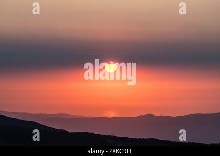 Une vue du coucher de soleil sur la mer Tyrrhénienne, vue d'une hauteur de 3000m près du sommet de l'Etna, en Sicile, volcan le plus actif d'Europe Banque D'Images