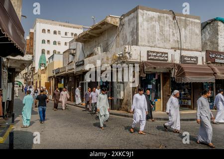 Peuple saoudien local dans les vieilles rues de Jeddah historique (Al Balad), avec le marché, les magasins, les magasins, et la belle architecture de l'UNESCO Banque D'Images