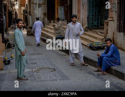 Hommes saoudiens en vêtements arabes traditionnels dans les rues d’Al Balad, Jeddah historique, en Arabie saoudite. Banque D'Images