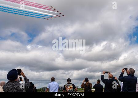 Aéroport de Farnborough, Hampshire, Royaume-Uni. 22 juillet 2024. Les entreprises militaires et de l’aviation civile du monde se sont réunies pour présenter et visionner les dernières technologies aérospatiales. Regarder les flèches rouges de la RAF Banque D'Images