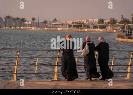 Trois femmes musulmanes couvertes en vêtements islamiques sur le front de mer de Djeddah (Al Hamra Corniche) en Arabie saoudite. Banque D'Images