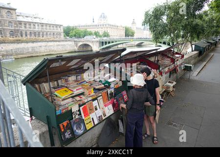 Paris, France. 22 juillet 2024. Avant les Jeux olympiques d'été, Olympia Paris 2024, vue des bouquinistes sur les bords de Seine. Il y a eu des discussions préalables sur l'emplacement des stands de livres pendant les Jeux Olympiques. Crédit : Michael Kappeler/dpa/Alamy Live News Banque D'Images