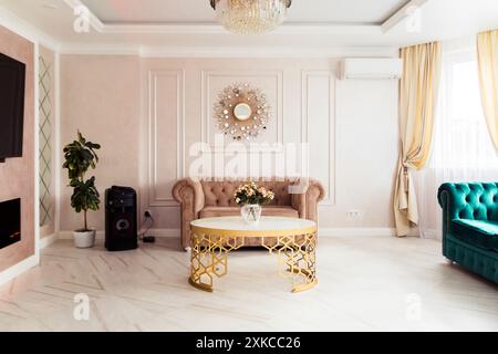 Un beau salon au décor moderne, avec un canapé confortable, une table basse chic et un miroir décoratif. Minsk, Biélorussie - 14 août 2023 Banque D'Images