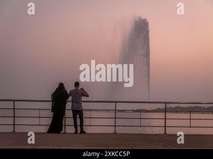 Le doux couple saoudien regardant la fontaine du roi Fahad sur le port de Djeddah en Arabie Saoudite. Banque D'Images