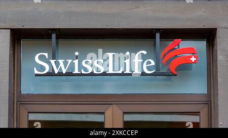 Signe et logo d'une succursale de la compagnie d'assurance vie suisse. Swiss Life est un groupe suisse international spécialisé dans l’assurance des personnes Banque D'Images