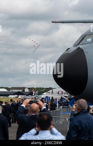 Aéroport de Farnborough, Hampshire, Royaume-Uni. 22 juillet 2024. Les entreprises militaires et de l’aviation civile du monde se sont réunies pour présenter et visionner les dernières technologies aérospatiales. Les avions de ligne civils les plus modernes et les chasseurs et hélicoptères militaires sont exposés. Flèches rouges de la RAF Banque D'Images