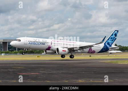 Aéroport de Farnborough, Hampshire, Royaume-Uni. 22 juillet 2024. Les entreprises militaires et de l’aviation civile du monde se sont réunies pour présenter et visionner les dernières technologies aérospatiales. Les avions de ligne civils les plus modernes et les chasseurs et hélicoptères militaires sont exposés. Airbus A321XLR atterrissage Banque D'Images