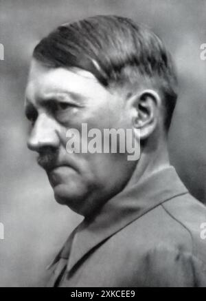 Une photographie d'Adolf Hitler en 1934, prise alors qu'il justifiait son régime dictatorial en faisant référence à d'anciennes républiques qui avaient recours à des dictateurs lors de crises. Il a fait valoir que seuls des dirigeants forts, et non des parlements, pouvaient sauvegarder l'avenir de la nation, légitimant son contrôle absolu et conduisant au démantèlement des institutions démocratiques en Allemagne. Banque D'Images