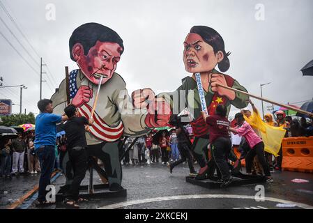 Quezon City, Philippines. 22 juillet 2024. Rassemblement a organisé une manifestation dans les rues de Quezon City, montrant de grandes marionnettes du président Marcos et des membres du cabinet. Les manifestants et les militants des droits de l'homme se rassemblent dans les rues pour discuter de leurs opinions et critiques à l'égard du discours de la troisième station de la nation du président Marcos Jr. Le président devait discuter des hausses de prix, du chômage et de la situation actuelle dans la mer des Philippines occidentale. (Crédit image : © Ryan Eduard Benaid/ZUMA Press Wire) USAGE ÉDITORIAL SEULEMENT! Non destiné à UN USAGE commercial ! Banque D'Images